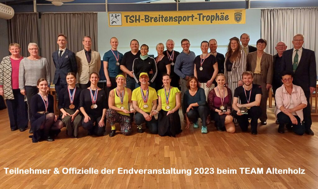 Gruppenbild von Teilnehmern und Offiziellen der Paartanzsportendveranstaltung 2023 Breitensport Trophy beim TEAM Altenholz