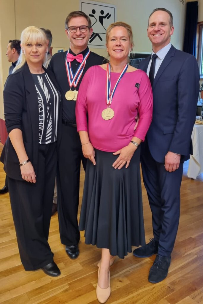 Nikolas und Eva-Lotta von Heyer mit Medaillen für die Ehrung zum TSH Landesmeister in den Masters II D- und Masters III D-Klassen